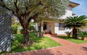 Awesome Home In Capezzano Pianore With Kitchen